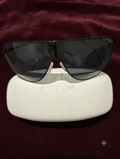 Gafas de sol Michael Kors negras con estuche - miniatura 4