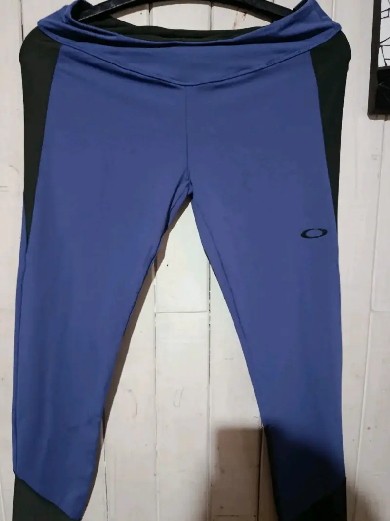 Leggings deportivos Oakley azul y negro - 2