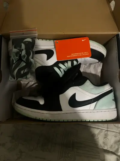 Zapatillas Nike Air Jordan 1 Low Verde y Negro - miniatura 2