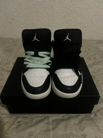 Zapatillas Nike Air Jordan 1 Low Verde y Negro - miniatura 3