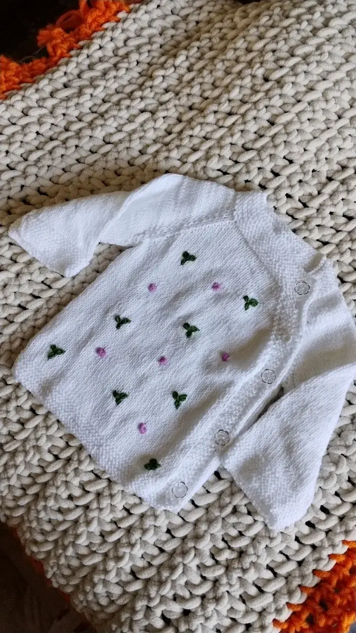 Conjunto de ropa tejida para bebé en colores verde y blanco - 1