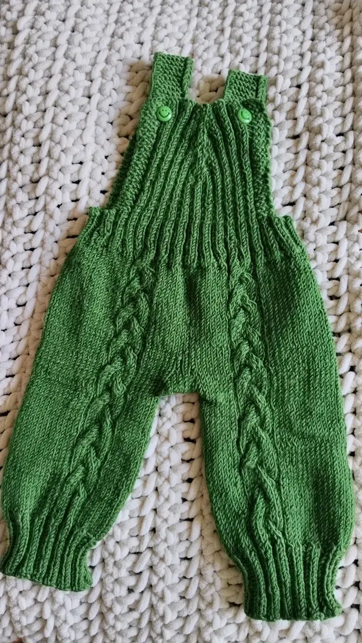 Conjunto de ropa tejida para bebé en colores verde y blanco - 2