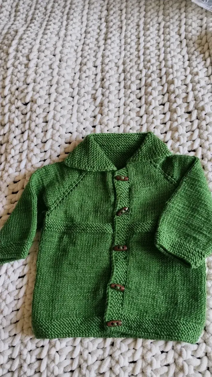 Conjunto de ropa tejida para bebé en colores verde y blanco - 3