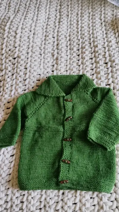 Conjunto de ropa tejida para bebé en colores verde y blanco - miniatura 3