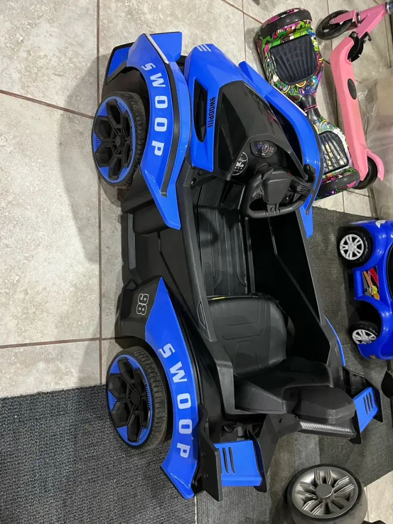 Auto eléctrico infantil Swoop azul con diseño deportivo - 1