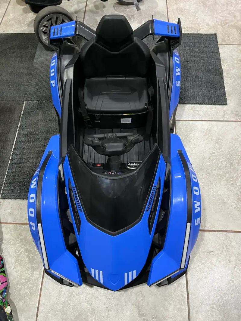 Auto eléctrico infantil Swoop azul con diseño deportivo - 2