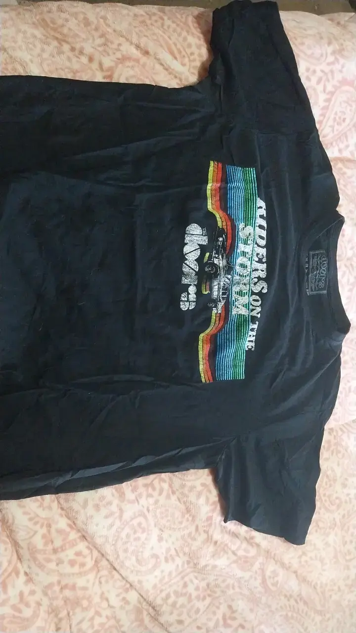 Polera negra con diseño vintage Riders On The Storm - 1