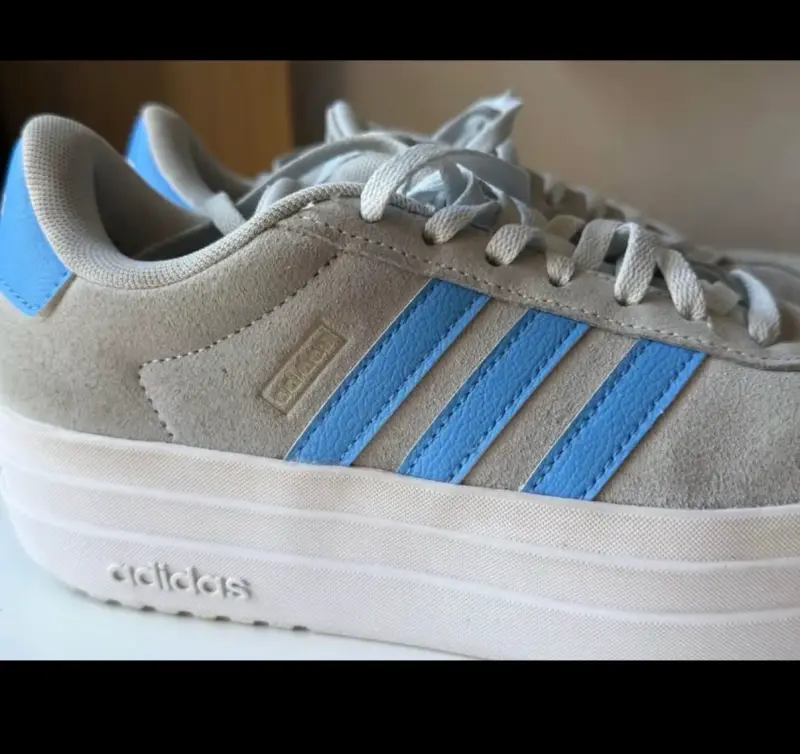 Zapatillas Adidas grises con franjas azules - 1