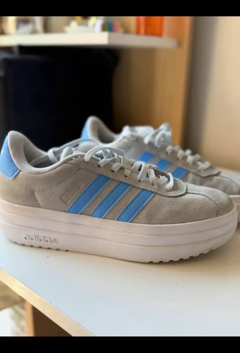 Zapatillas Adidas grises con franjas azules - 2