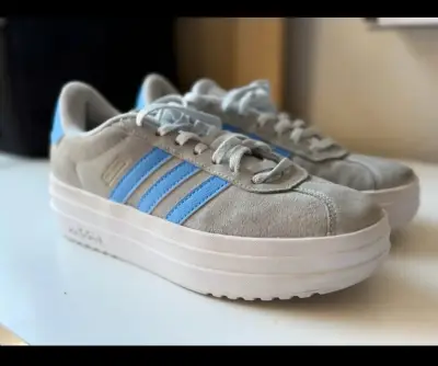 Zapatillas Adidas grises con franjas azules - miniatura 3