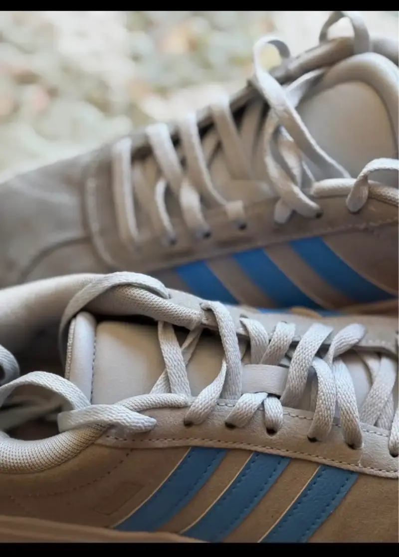 Zapatillas Adidas grises con franjas azules - 5