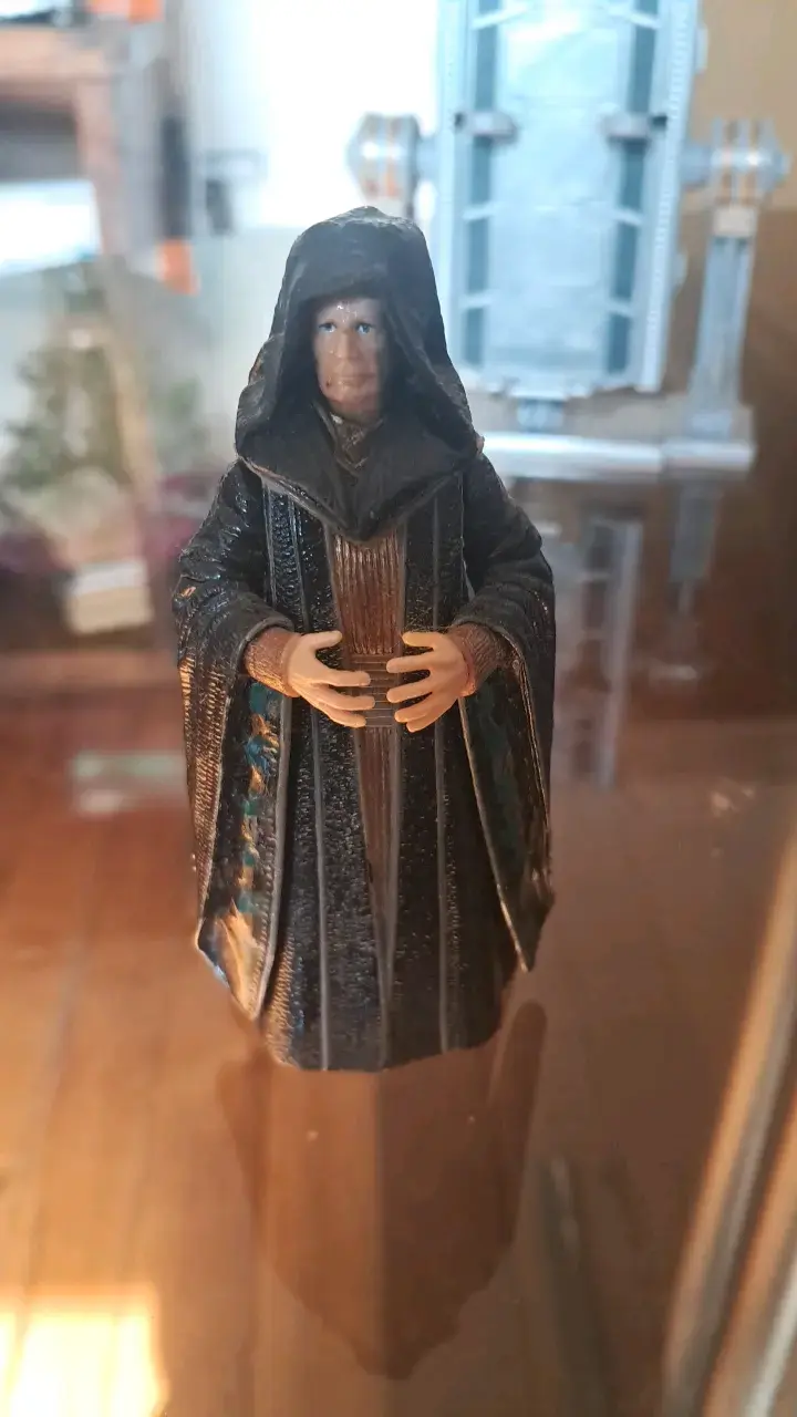 Figura de acción de personaje con capa negra - 1