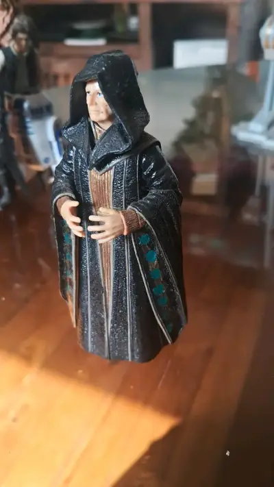 Figura de acción de personaje con capa negra - miniatura 2