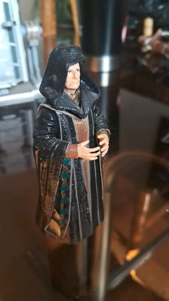 Figura de acción de personaje con capa negra - 3