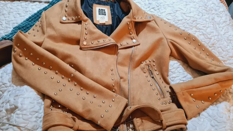 Chaqueta de gamuza con tachas para mujer
