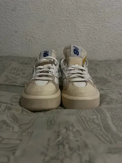 Zapatillas deportivas New Balance blancas y beige - miniatura 1