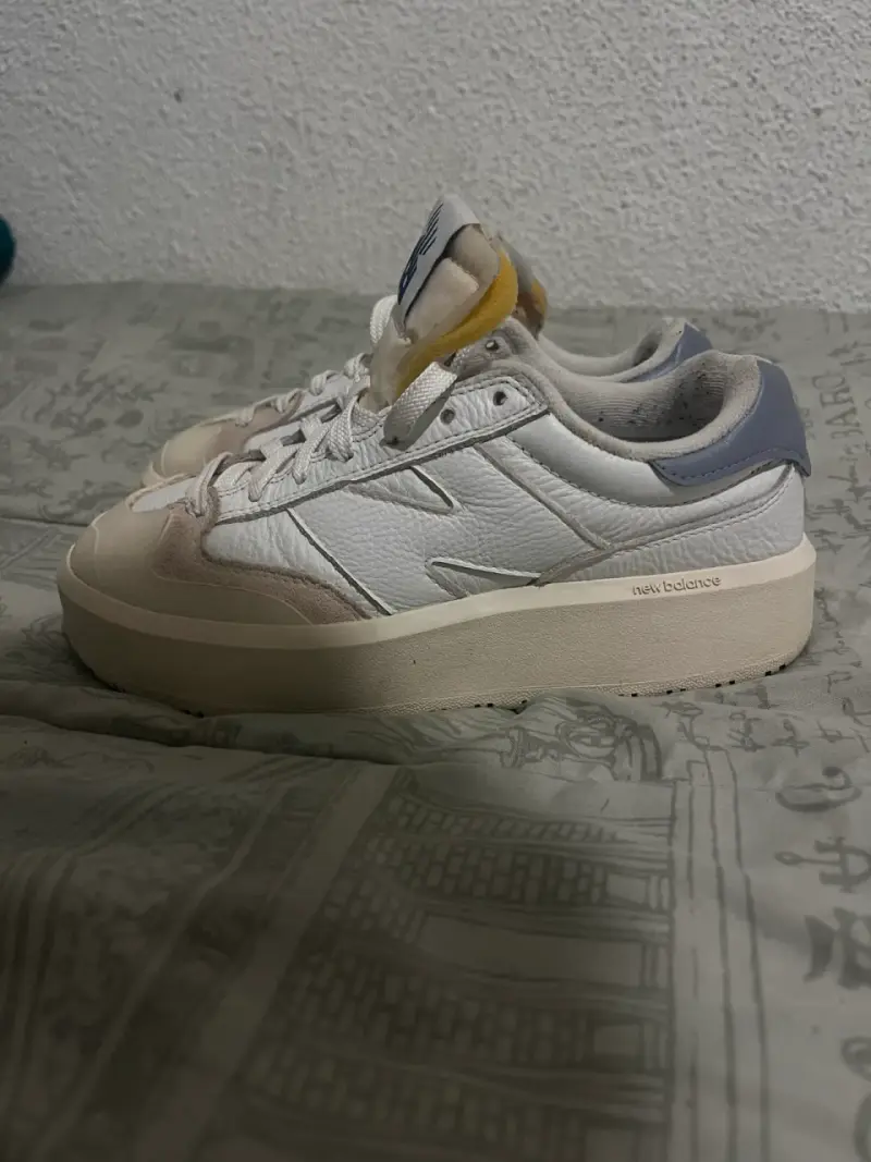 Zapatillas deportivas New Balance blancas y beige - 2