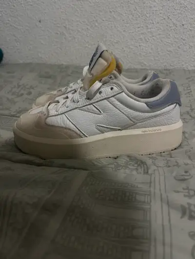Zapatillas deportivas New Balance blancas y beige - miniatura 2