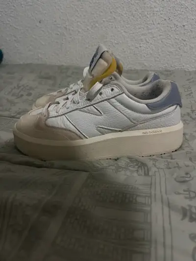Zapatillas deportivas New Balance blancas y beige - miniatura 3