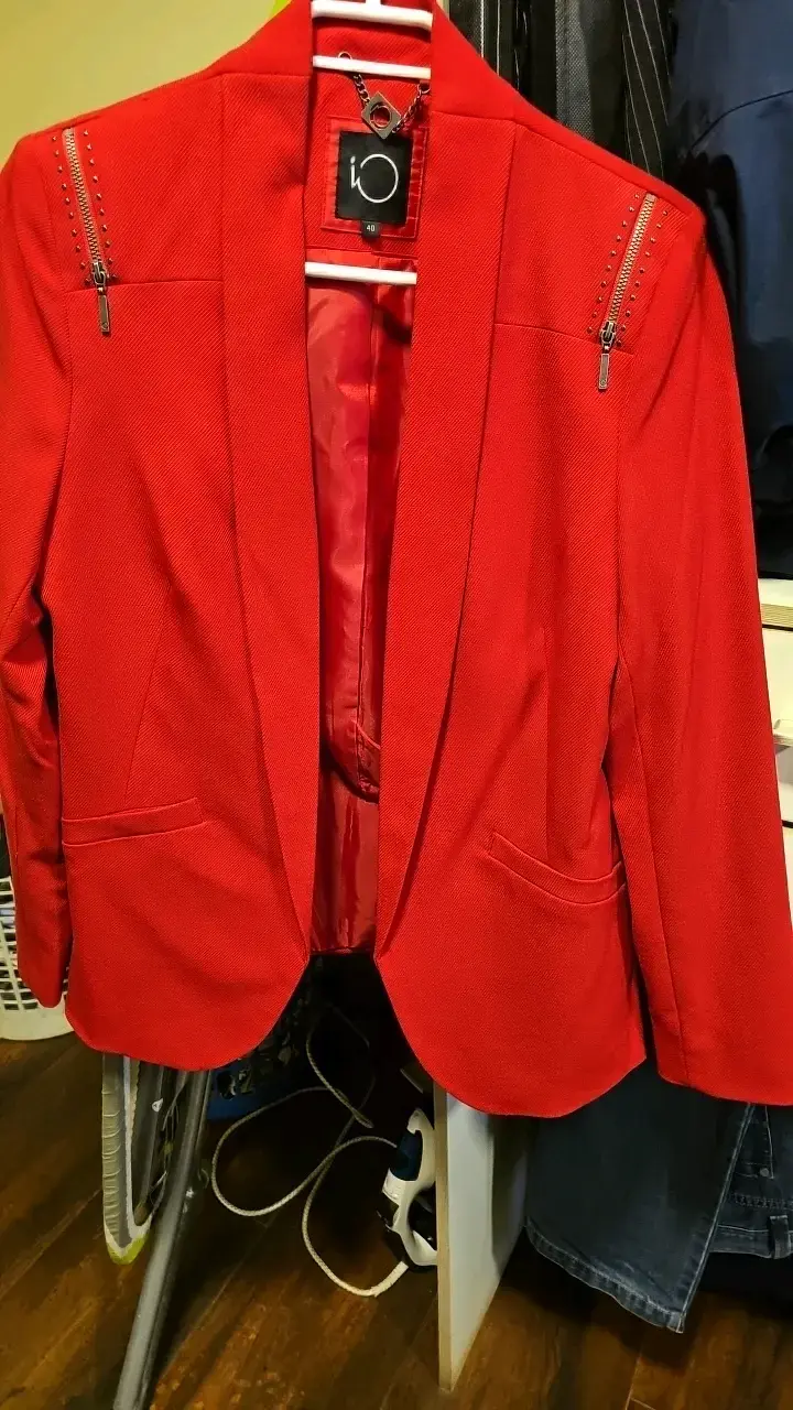 Blazer rojo con cremalleras y detalles de tachuelas - 1