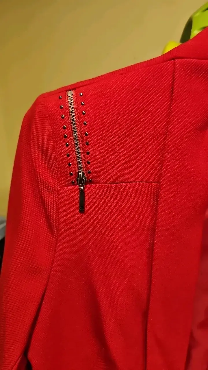 Blazer rojo con cremalleras y detalles de tachuelas - 2