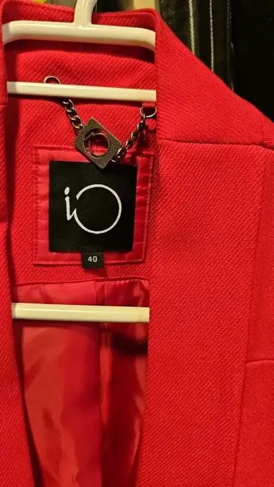 Blazer rojo con cremalleras y detalles de tachuelas - miniatura 3