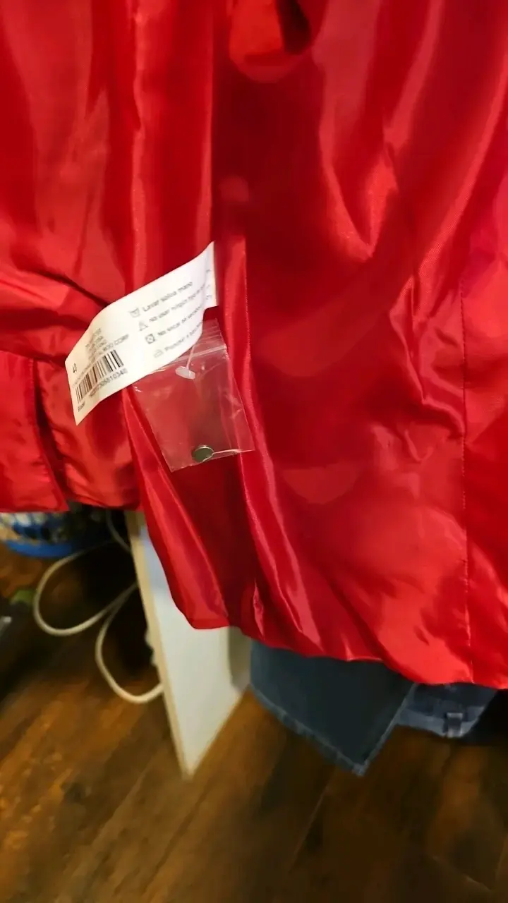 Blazer rojo con cremalleras y detalles de tachuelas - 4