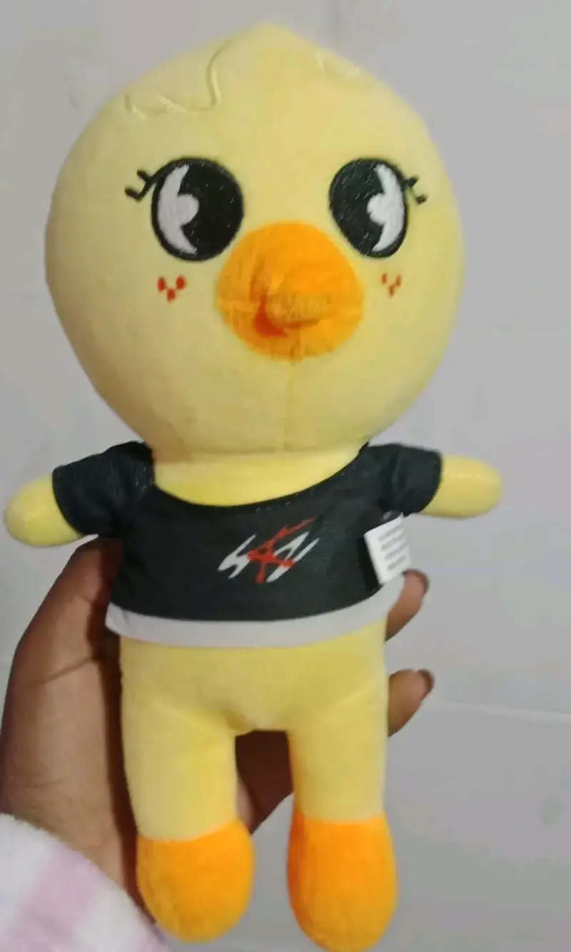 Peluche de pato amarillo con camiseta negra - 1
