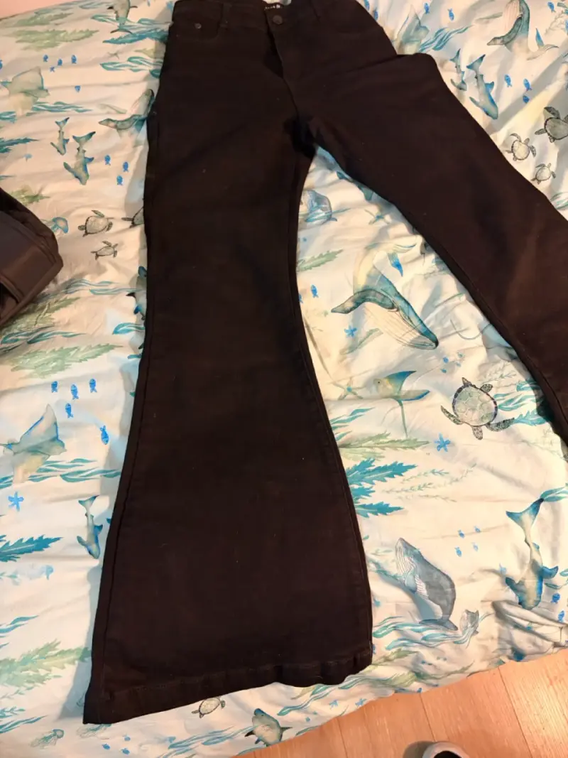 Pantalones acampanados negros push up - 2