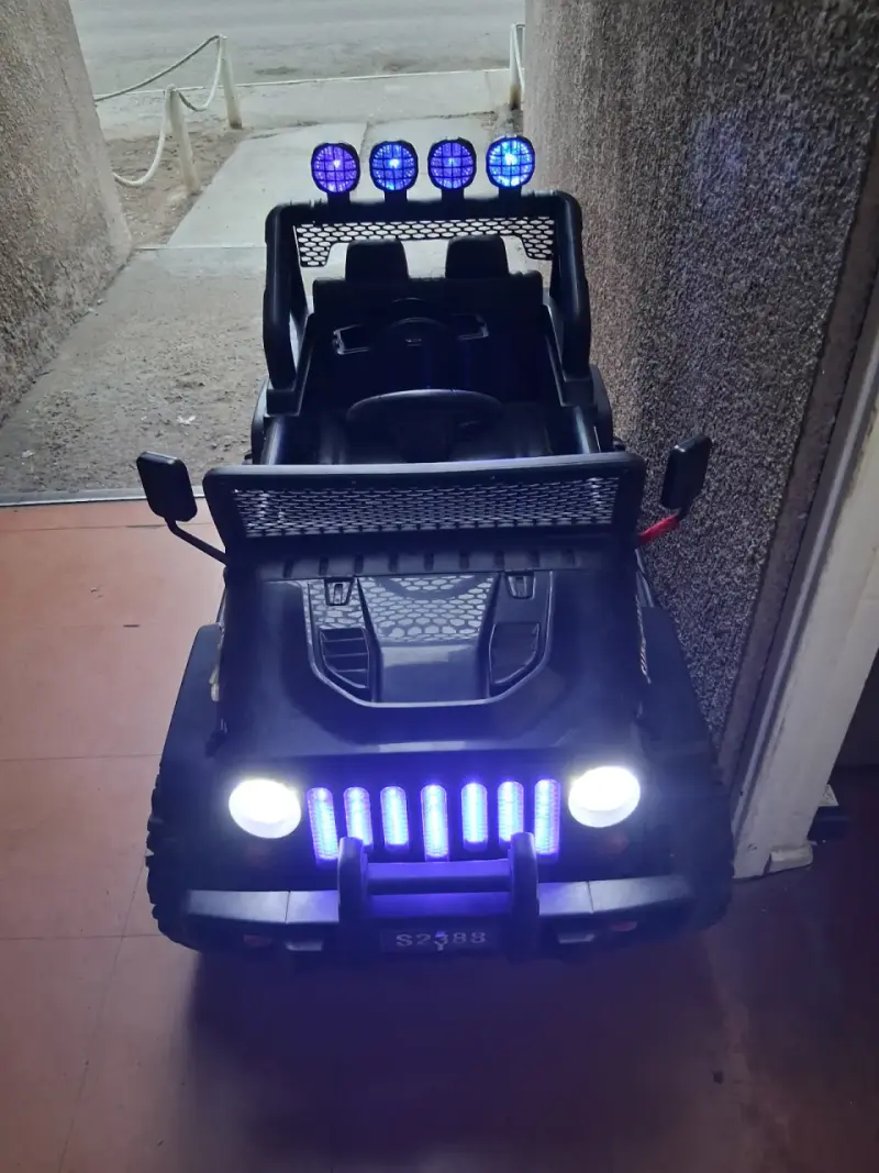 Jeep eléctrico para niños con luces LED - 1
