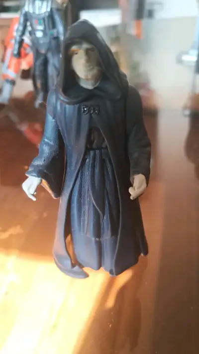 Figura de acción de personaje oscuro con capa - miniatura 1