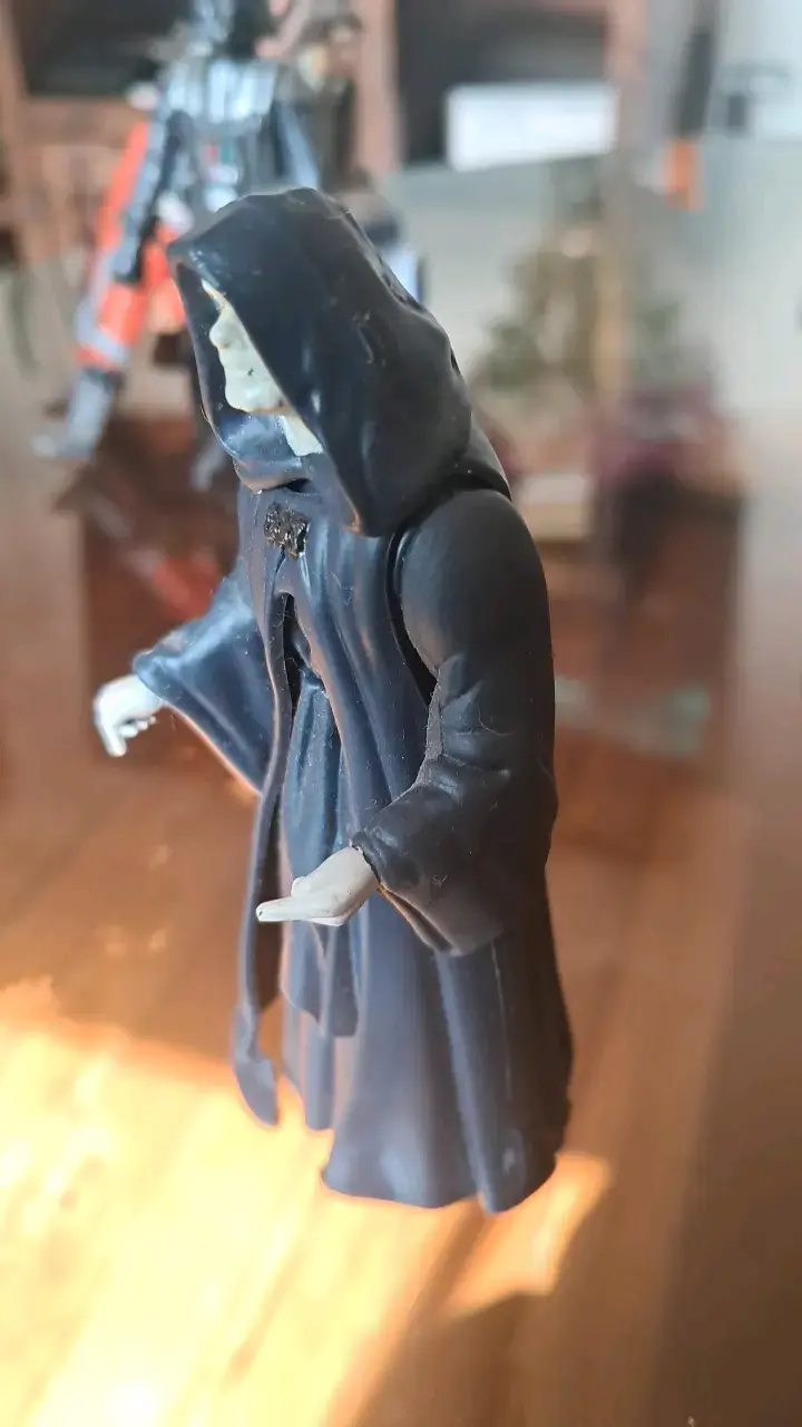 Figura de acción de personaje oscuro con capa - 2