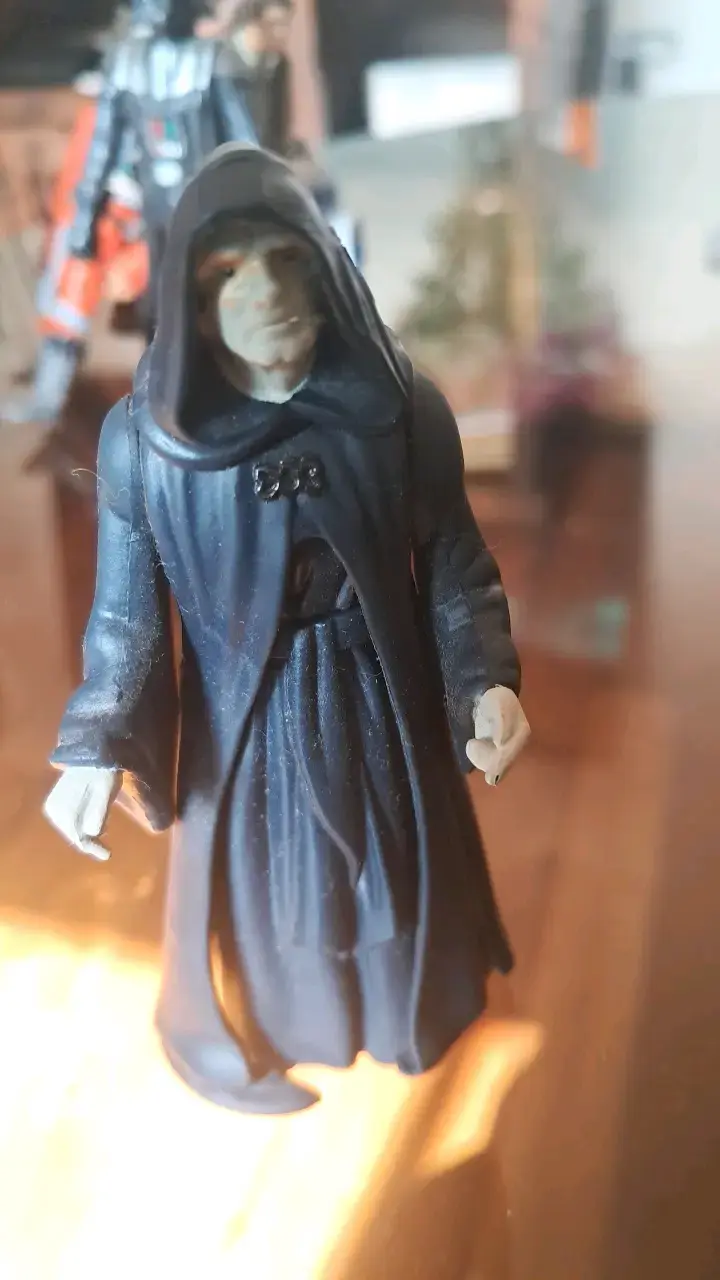 Figura de acción de personaje oscuro con capa - 3