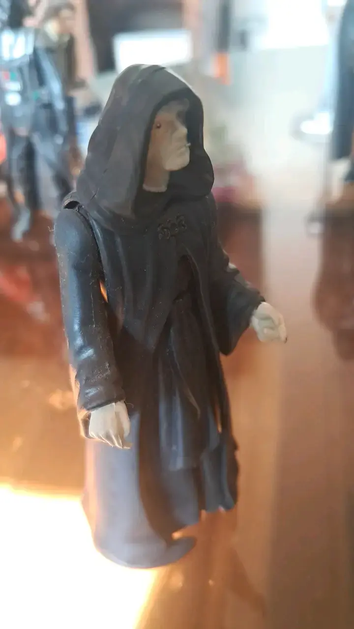 Figura de acción de personaje oscuro con capa - 4