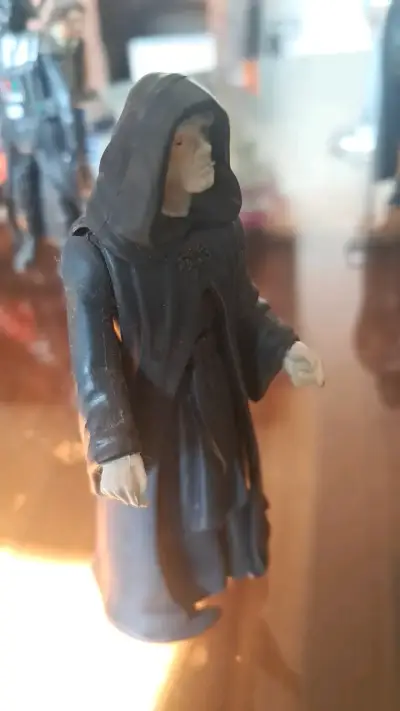 Figura de acción de personaje oscuro con capa - miniatura 4