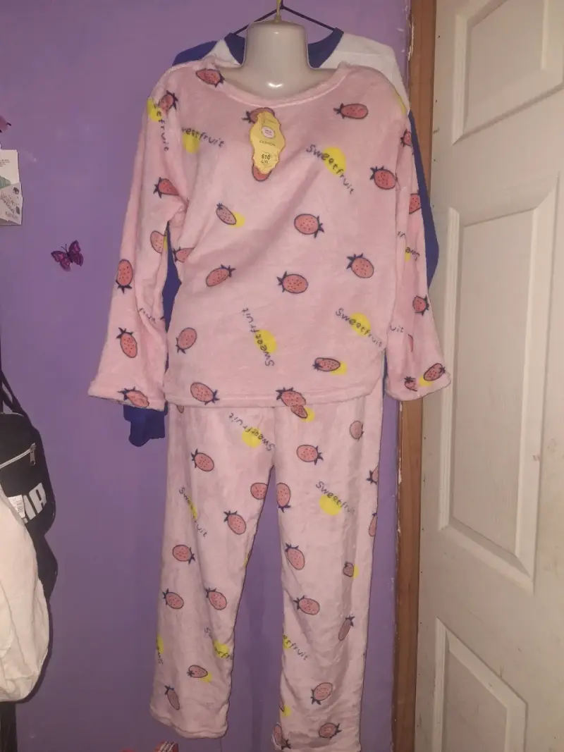 Pijama de polar rosado con estampado de frutas