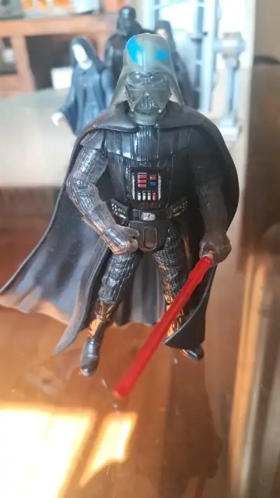Figura de acción Darth Vader con sable de luz - miniatura 1