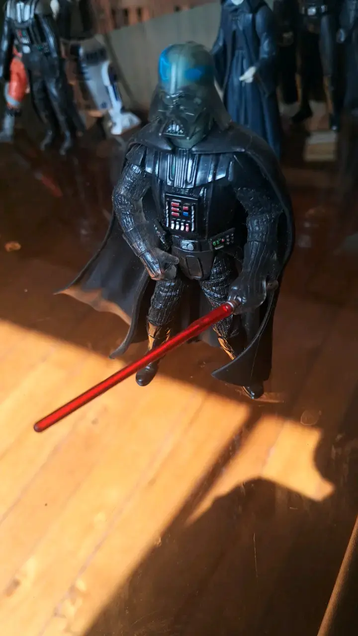 Figura de acción Darth Vader con sable de luz - 2