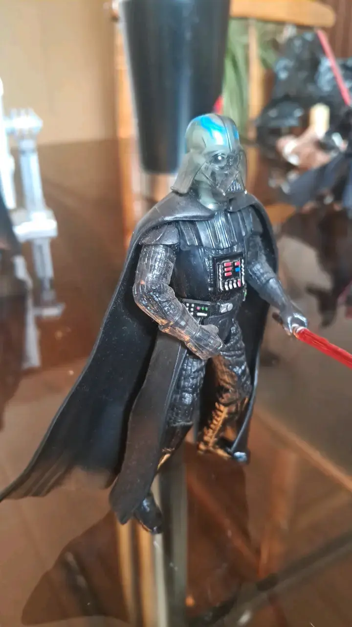 Figura de acción Darth Vader con sable de luz - 3
