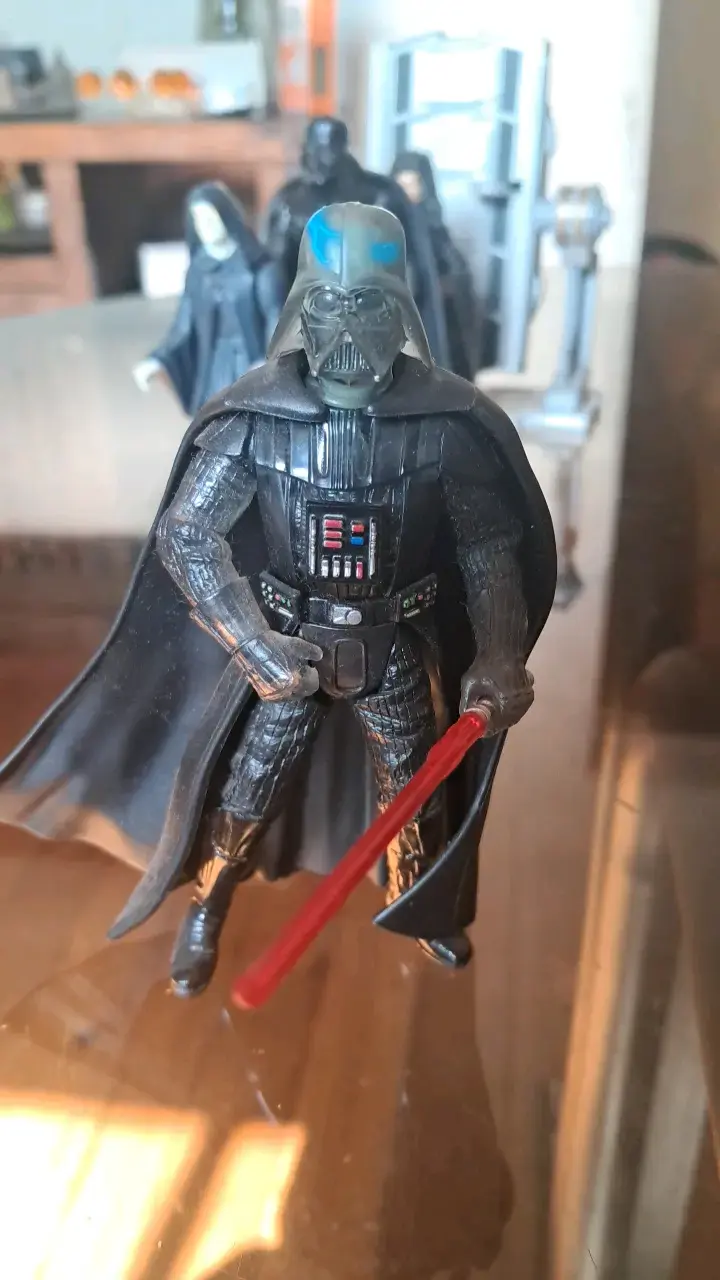 Figura de acción Darth Vader con sable de luz - 4