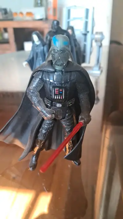 Figura de acción Darth Vader con sable de luz - miniatura 4