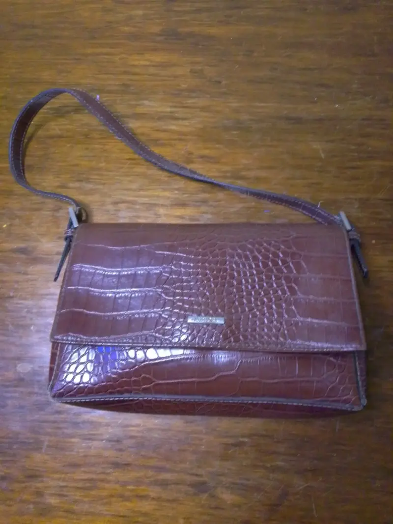 Cartera de cuero marrón con diseño de cocodrilo - 1