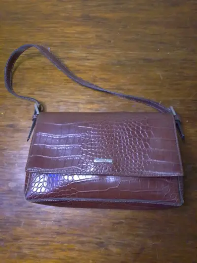 Cartera de cuero marrón con diseño de cocodrilo - miniatura 1