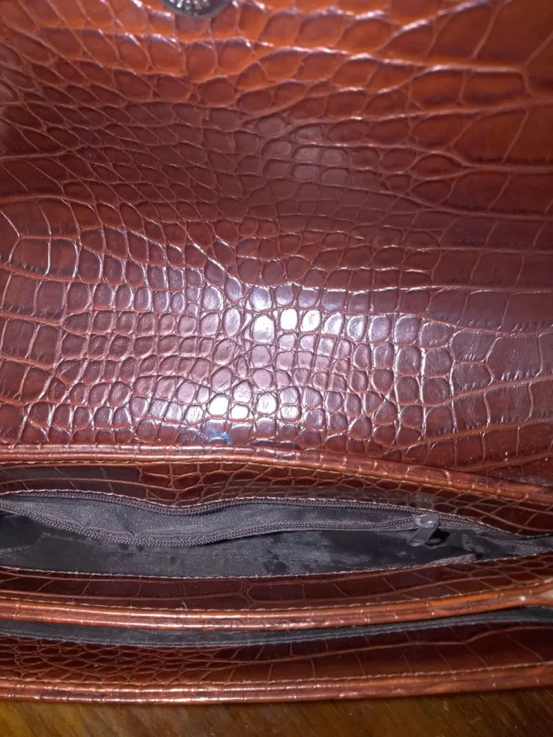 Cartera de cuero marrón con diseño de cocodrilo - 3