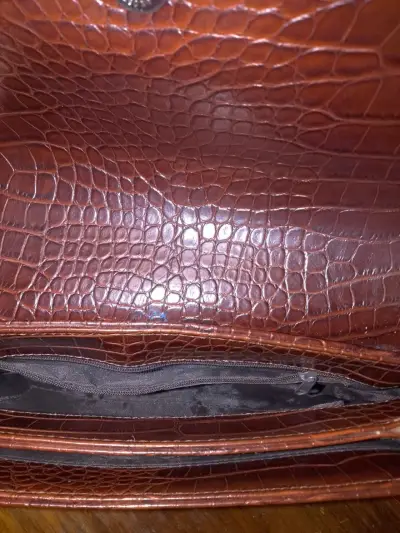 Cartera de cuero marrón con diseño de cocodrilo - miniatura 3