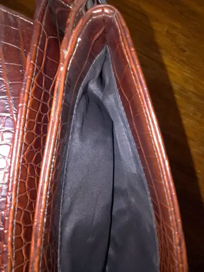 Cartera de cuero marrón con diseño de cocodrilo - miniatura 4