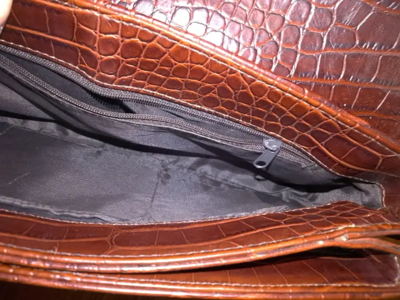 Cartera de cuero marrón con diseño de cocodrilo - 5