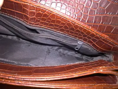 Cartera de cuero marrón con diseño de cocodrilo - miniatura 5