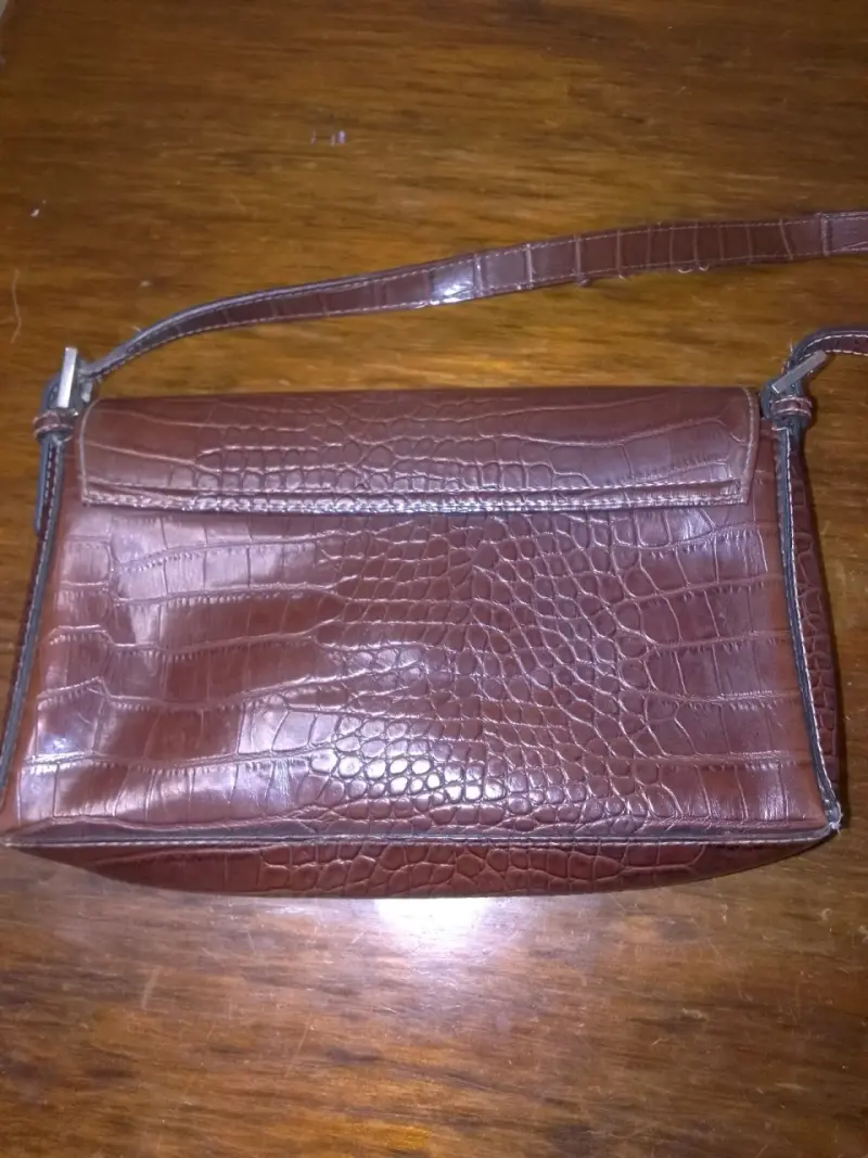 Cartera de cuero marrón con diseño de cocodrilo - 6
