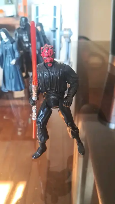 Figura de acción Darth Maul con sable de luz - miniatura 1